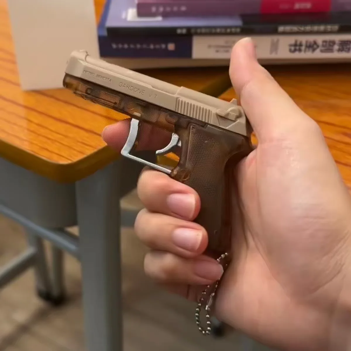 سلسلة مفاتيح على شكل مسدس مزحة - مراجعة Shock Pen Prank Toy وسعره